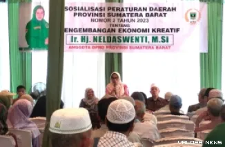 Anggota DPRD Sumatera Barat, Neldaswenti jadi narasumber pada sosialisasi Sumatera Barat No 2 Tahun 2023 di Desa Santua, Kecmatan Barangin, Ahad. (humas)