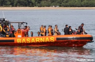 Wagub Sumbar, Vasko Ruseimy menaiki rigid inflatable boat (RIB) pada latihan gabungan Kesiapsiagaan Kecelakaan Kapal tingkat Sumatera di Pelabuhan Bungus, Selasa. (humas)