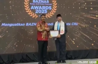 Wakil Gubernur Sumbar, Vasko Ruseimy menerima penghargaan BAZNAS Awards 2025 kategori Kepala Daerah Pendukung Gerakan Zakat Indonesia di Jakarta, Kamis. (humas)