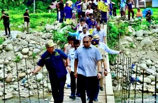 Wakil Ketua Komisi VI DPR RI Andre Rosiade, meninjau jembatan rusak di Nagari Koto Rawang, Kecamatan IV Jurai, Kabupaten Pesisir Selatan, Sumatera Barat, yang rusak akibat bencana pada 2024 lalu, Kamis (14/8/2025). FOTO: Istimewa