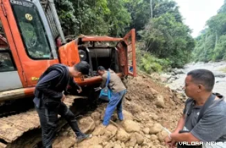 Tim gabungan Ditreskrimsus Polda Sumbar dan Satreskrimsus Polres Pasbar temukan alat berat dalam kondisi rusak di Batang Pasaman, Rabu lalu. (humas)