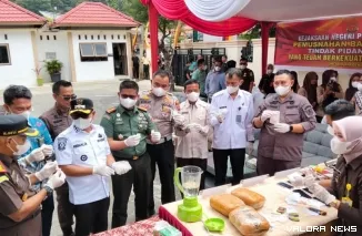 Kepala Kejaksaan Negeri Pesisir Selatan  Muhammad Jafli, SH, MH (Kanan), menjelaskan BB dimusnahkan kepada Wakil Bupati Risnaldi (Baju Putih), jelang pemusnahan barang bukti, di Kantor Kejari Pessel, di Painan, Kamis (21/8/2025). FOTO: tusrisep