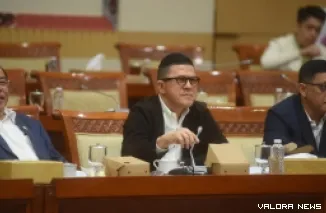Anggota Komisi III DPR RI, Soedeson Tandra, saat mengikuti agenda Komisi III DPR RI melaksanakan fit and proper test terhadap calon Hakim Mahkamah Konstitusi (MK), di Senayan. (humas)