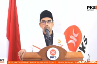 Ketua DPW PKS Sumatera Barat, Ulyadi saat pengumuman DPTD se-Sumatera Barat secara daring, Kamis. (tangkapan layar)