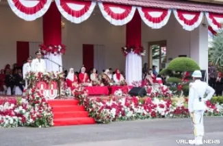 Wagub Sumbar, Vasko Ruseimy jadi pemimpin upacara penurunan bendera dalam rangka peringatan HUT ke-80 Kemerdekaan Republik Indonesia tingkat provinsi di Halaman Istana Gubernuran, Ahad sore. (humas)