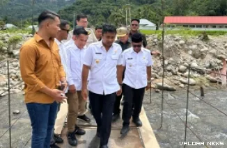 Wagub Sumbar, Vasko Ruseimy merasakan langsung goyangan jembatan gantung di Nagari Koto Rawang, Kecamatan IV Jurai, Kamis. (humas)