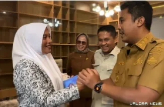 Wagub Sumbar, Vasko Ruseimy menerima Bidan Dona Lubis di ruang kerjanya, usai videonya viral di sosial media, Selasa. (humas)