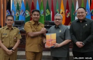 Wakil Gubernur Sumbar, Vasko Ruseimy serahkan nota pengantar Ranperda Perubahan APBD 2025 pada rapat paripurna, Selasa. (humas)