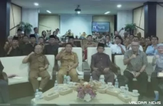 Wako Bukittinggi, Ramlan Nurmatias ikuti rapat secara daring tentang Perencanaan Kota Terpadu di Sumatera dan Kalimantan, Senin. (humas)