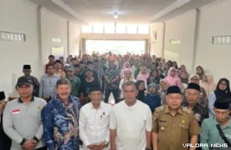 Anggota DPRD Sumbar, Ridwan Dt Tumbijo foto bersama dengan warga Nagari Matua Mudiak kecamatan Matua, saat reses perorangan, Selasa. (humas)