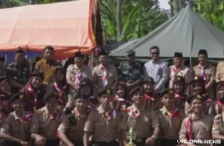 Wawako Bukittinggi, Ibnu Azis foto bersama dengan pembina pramuka usai peringatan Hari Pramuka ke-64 Tahun 2025, di Bumi Perkemahan Pramuka Bukit Apit, Kamis. (humas)