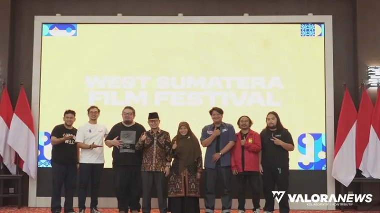Wawako Bukittinggi, Ibnu Azis foto bersama dengan panitia West Sumatra Film Festival (WSFF) 2025 usai pembukaan festival, di Balairung Rumah Dinas Wali Kota, Sabtu. (humas)