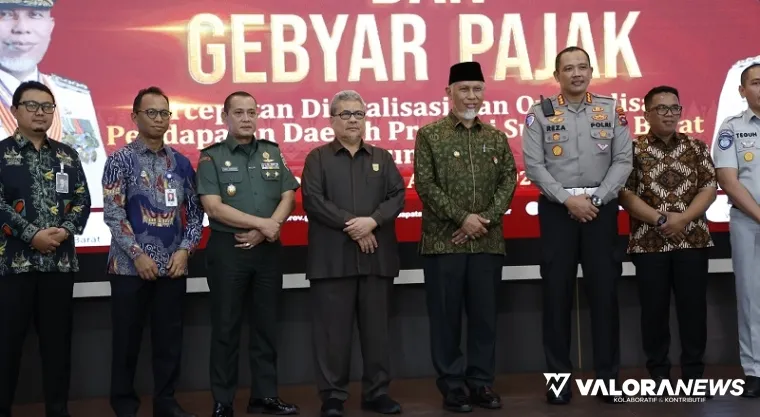Ketua DPRD Sumbar, Muhidi bersama Mahyeldi (gubernur) serta Forkopimda, foto bersama usai pertemuan High Level Meeting dan Gebyar Pajak yang digelar Bapenda Sumatera Barat di auditorium gubernuran, Rabu. (humas)
