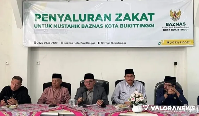 Staf Ahli Wali Kota Bukittinggi, Melfi Abra didampingi Yasril Rahamadian (Ketua Baznas Bukittinggi)  dan jajaran, pada penyaluran zakat pada 128 penerima di Kantor Baznas Kota Bukittinggi, Jumat. (humas)