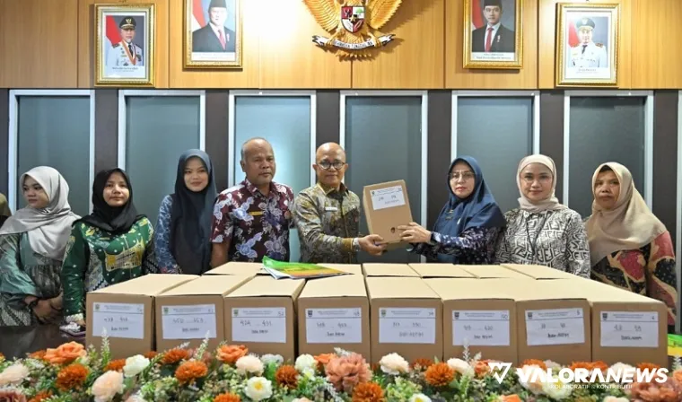 Plt Kepala Biro Adpim, Dirse Novera serahkan 55 box arsip inaktif tahun 2023 kepada Kepala Biro Umum, Edi Dharma di ruang kerja Biro Adpim, Kamis.  (humas)
