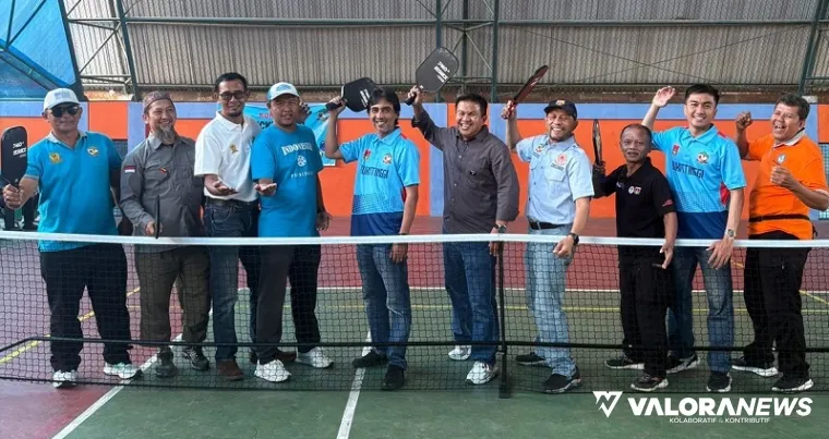 Sekretaris Daerah Kota Bukittinggi, Rismal Hadi foto bersama pengurus IPF Sumbar, usai pembukaan Kejurda Pickleball tingkat pelajar se-Sumatera Barat Tahun 2025 di GOR Bermawi, Ahad. (humas)