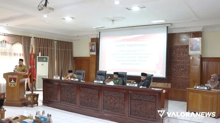 Wako Bukittinggi, Ramlan Nurmatias membacakan jawaban atas pandangan umum anggota fraksi DPRD Bukittinggi tentang Rancangan Perubahan APBD Tahun 2025, Selasa. (hamriadi)