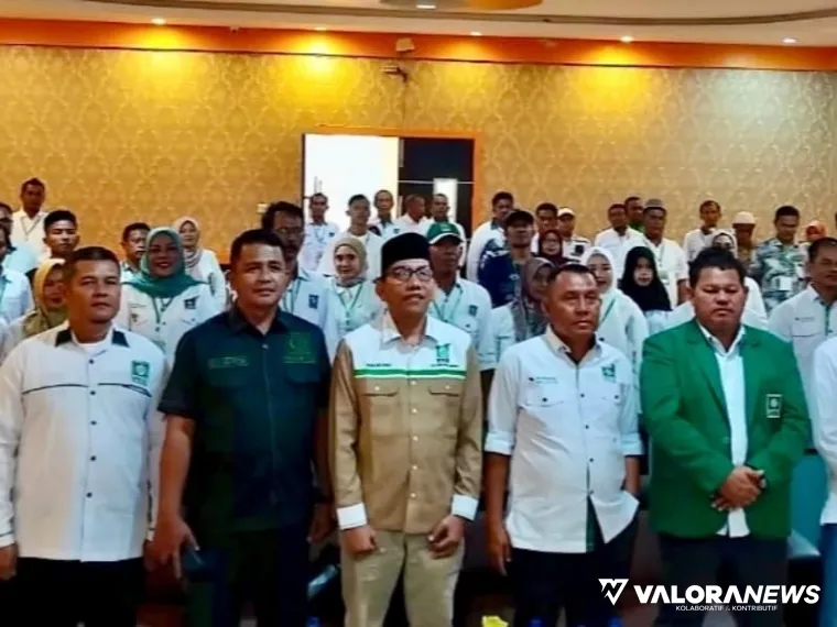 Ketua LKP DPW PKB Sumbar Rudi Hartono (Baju Coklat), Ketua DPC PKB Pessel Indra Jaya, (Baju Putih) dan Ketua DPRD Pessel Darmansyah (Baju Hitam), di Painan, Sabtu (27/9/2025). FOTO: DOK DPC PKB Pessel