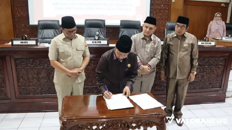 Ketua DPRD Bukittinggi, Syaifu Efendi disaksikan Ramlan Nurmatias (Wako) serta unsur pimpinan lainnya, menandatangani berita acara pengesahan Perubahan ABPD 2025, dalam rapat paripurna, Senin. (humas)