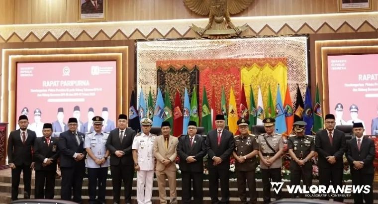 Ketua DPRD Sumbar, Muhidi didampingi para wakil ketua dan gubernur Sumbar, dalam rapat paripurna dengan agenda mendengarkan pidato presiden pada sidang bersama DPR-DPD, Jumat. (humas)
