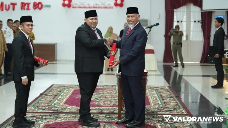 Gubernur Sumbar, Mahyeldi mengambil sumpah jabatan Andri Yulika sebagai Inspektur dan Medi Iswandi sebagai Asisten Administrasi Umum, pada pelantikan eselon II, di auditorium gubernuran, Selasa. (humas)