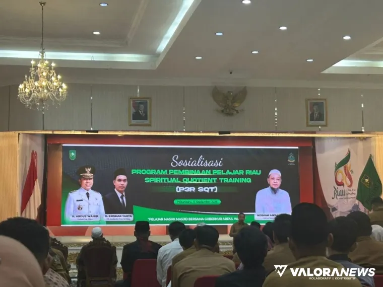 Gubernur Riau, Abdul Wahid memberikan arahan pada kegiatan Sosialisasi Program Pembinaan Pelajar Riau Spiritual Quotient Training (P3R SQT) di Gedung Daerah Balai Serindit, Senin. (humas)