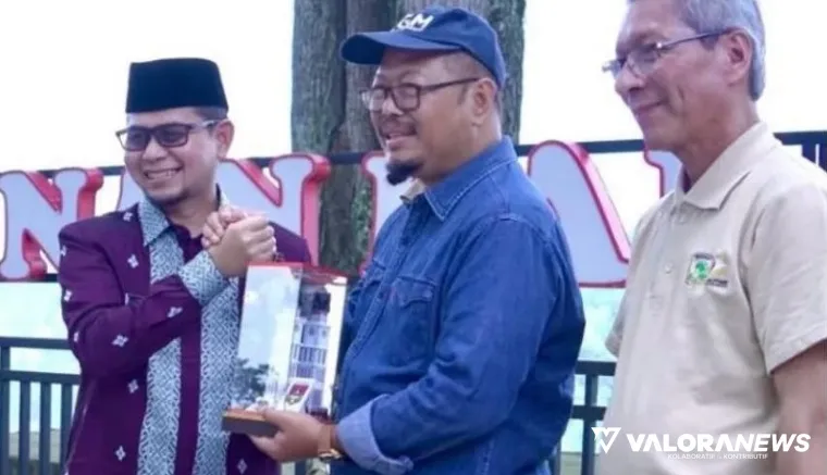 Wawako Bukittinggi, Ibnu Azis bertukar buku saat menyambut rombongan Guru Besar Perguruan Tinggi Negeri Badan Hukum (PTNBH) se-Indonesia di Taman Panorama, Sabtu. (humas)