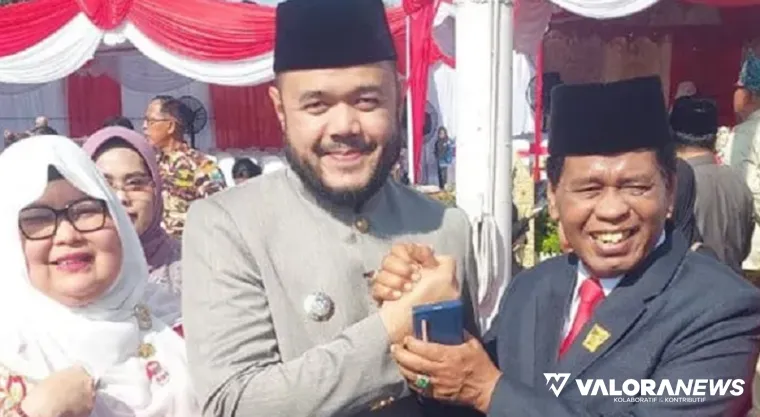 Wako Padang, Fadly Amran salam kompak dengan Wakil Ketua DPRD Padang, Jufri usai Peringatan Hari Ulang Tahun (HUT) ke-80 Republik Indonesia di Tugu Apeksi Balai Kota, Ahad. (humas)