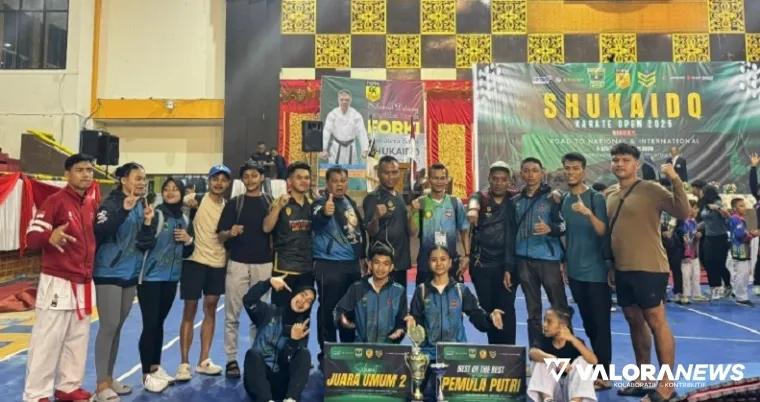 Para karateka Inkanas Sumbar, foto bersama usai penutupan Kejuaraan Shoraido se-Sumatera di Pekanbaru, Riau. (humas)
