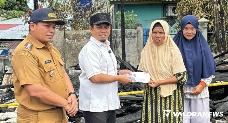 Ketua DPRD Padang, Muharlion serahkan bantuan sebagai tanda ikut berduka pada korban kebakaran di Jalan Bali, Kelurahan Ulak Karang Utara, Kecamatan Padang Utara, Selasa pagi. (humas)