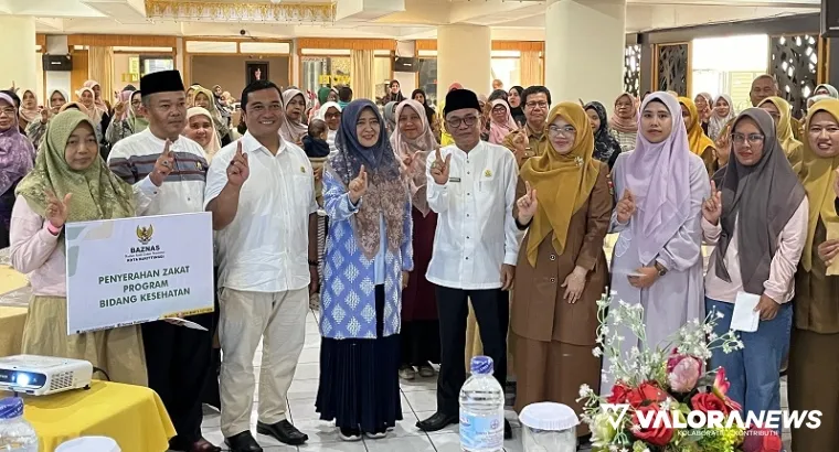 Ketua TP PKK Bukittinggi, Yesi Endriani dan jajaran, foto bersama usai penyerahan bantuan dari Baznas untuk penanganan stunting, Selasa. (humas)