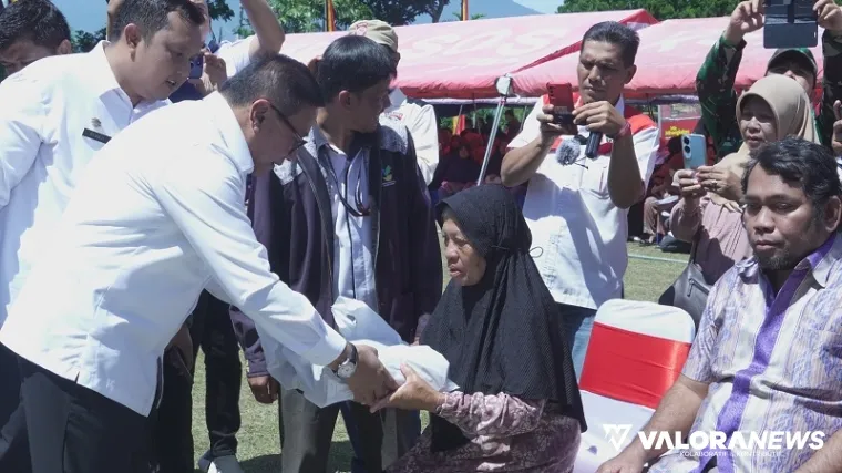 Wako Bukittinggi, Ramlan Nurmatias menyerahkan paket Sembako pada perwakilan Lansia di halaman kantor balai kota, Rabu. (humas)