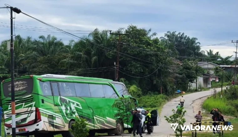 Proses pengiriman lima orang Narapidana Narkoba di Lapas Pekanbaru ke Nusakambangan, Senin. Mereka diberangkatkan dengan jalan darat. (humas)