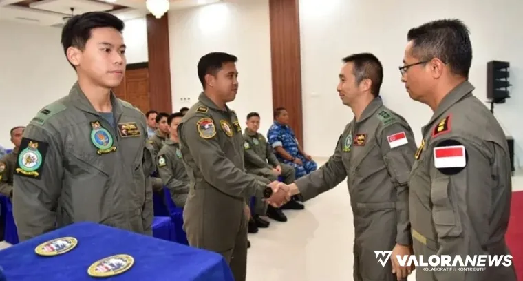 Bertukar cenderamata tandai penutupan Latma Manyar Indopura ke-20 tahun 2025 di ruang Sadewa, Gedung VIP Pandawa, Lanud Roesmin Nurjadin (Rsn), Pekanbaru, Kamis. (humas)
