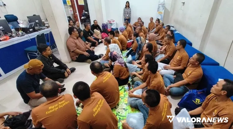 Kepala Badan Pelindungan Pekerja Migran Indonesia (BP3MI) Riau, Fanny Wahyu Kurniawan memberikan arahan pada PMI usai dideportasi dari Malaysia, Sabtu sore. (humas)