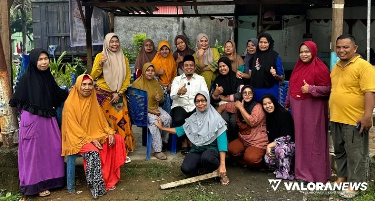 Ketua DPRD Padang, Muharlion mengikuti agenda Malamang Basamo bersama warga Perumahan Nuansa Indah 3, Kelurahan Air Pacah, Jumat. (humas)