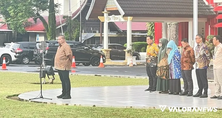 Asisten Administrasi Umum Setdaprov Sumbar, Medi Iswandi memimpin apel pagi pegawai Setdaprov Sumatera Barat di halaman kantor gubernur Sumbar, Kamis. (humas)