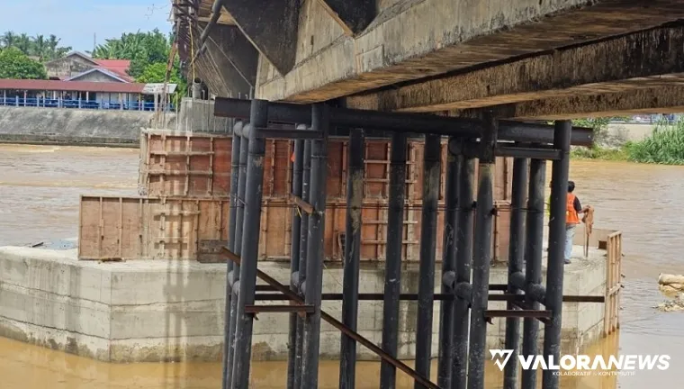 Jembatan Sungai Rokan di Kecamatan Ujung Batu, mengalami kemiringan cukup parah sehingga harus diperbaiki. Dengan perbaikan ini, jembatan ini tak bisa dilalui hingga 9 Oktober 2025. (humas)