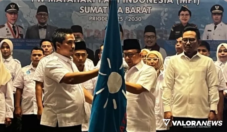 Ketua Dewan Pertimbangan Pengurus Besar (PB) MPI, Dahnil Anzar Simanjuntak menyerahkan pataka MPI pada Muhayatul, usai pelantikan di Padang, Sabtu. (istimewa)