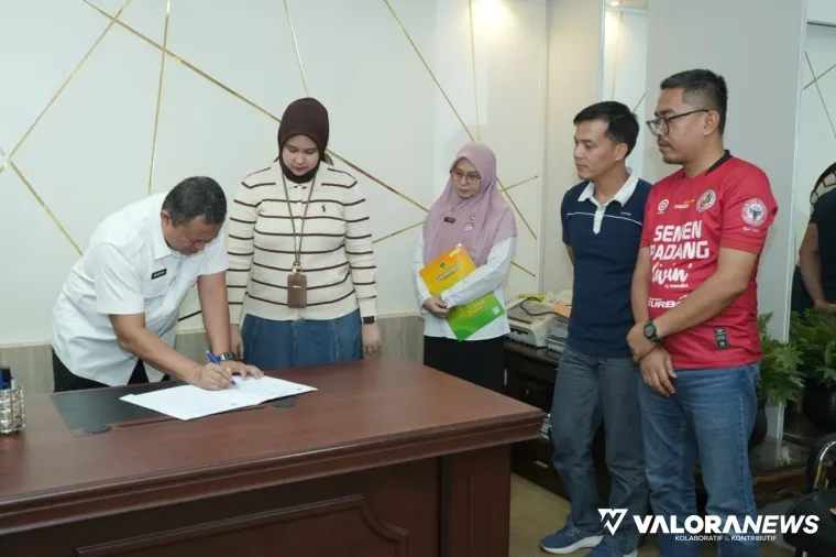 Mursalim menandatangani berita acara dokumen administratif serta aset yang menjadi tanggung jawab jabatan Kepala Biro Adpim pada kegiatan Sertijab, Rabu. (humas)
