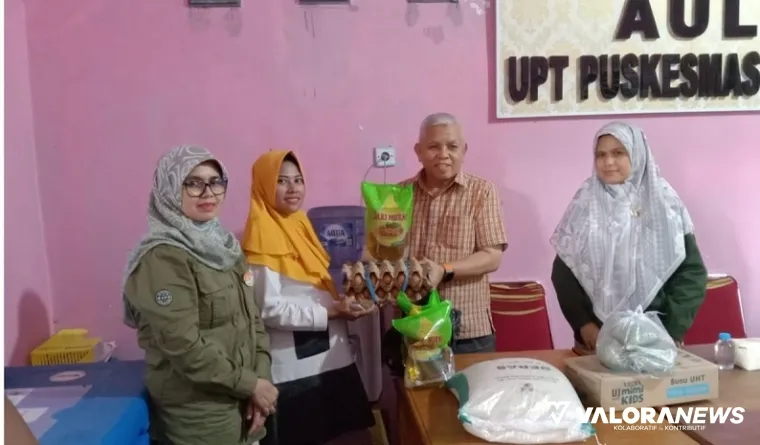 Anggota DPRD Sumbar, Nurfirmanwansyah serahkan bantuan rawan pangan pada warga di Puskesmas Pauh Duo, Rabu. (humas)