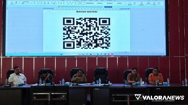 Kepala Bagian Perekonomian Setda Padang, Indra Noveri bersama Asisten Direktur Senior OJK Sumatera Barat, Rifki Ramadansyah  dan jajaran, saat menggelar Rapat Koordinasi di Balai Kota Padang, Selasa, (veby rikiyanto)