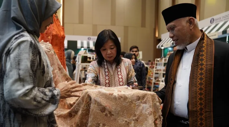 Deputi Gubernur Bank Indonesia, Filianingsih Hendarta, Bersama Gubernur Sumatera Barat Mahyeldi Ansharullah Saat Mengunjungi Salah Satu Gerai UMKM pada Gelaran Sumatera Barat Creative Economy Festival (SCF) 2025 (*)