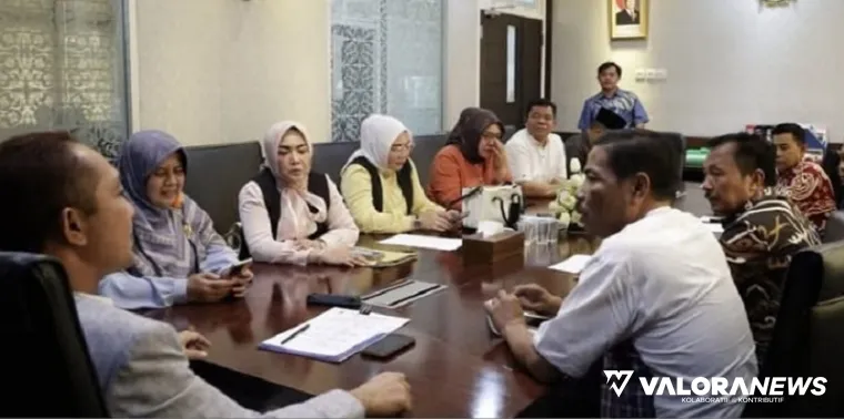 Anggota Komisi V DPRD Sumatera Barat, Salamat Simamora berdialog dengan rombongan Komisi IV DPRD Bengkulu, di Ruang Pertemuan Komisi V DPRD Sumbar, Kamis. (humas)