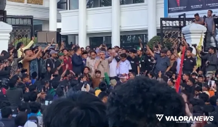 Ketua DPRD Sumbar, Muhidi bersama unsur pimpinan dewan dan fraksi, berdialog dengan berbagai elemen masyarakat dalam aksi demonstrasi, Senin. (humas)