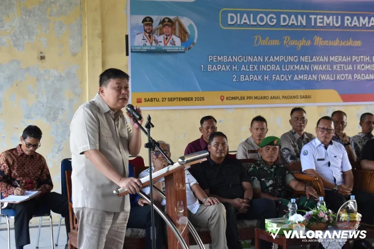 Wakil Ketua Komisi IV DPR RI, Alex Indra Lukman memberikan sambutan pada dialog dan temu ramah dalam rangka menyukseskan pembangunan Kampung Nelayan Merah Putih (KNMP) di Kota Padang, Sabtu pagi. (humas)