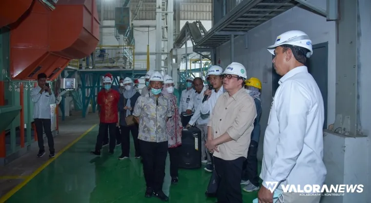 Ketua Panja Penyerapan Gabah dan Jagung Komisi IV DPR RI, Alex Indra Lukman, meninjau gudang Bulog di Subang, Jawa Barat, Senin. (humas)