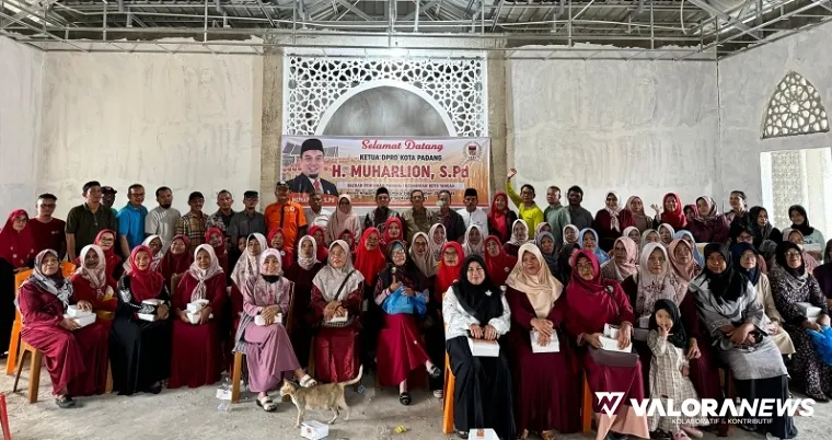 Ketua DPRD Padang, Muharlion foto bersama dengan warga Kelurahan Bungo Pasang usai kegiatan reses masa siang I tahun 2025/2026 di Masjid Graha Bungo Pasang, Sabtu. (humas)