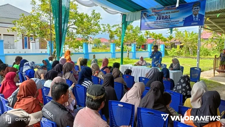 Wakil Ketua DPRD Padang, Jupri menyerap aspirasi warga Kelurahan Pengambiran Ampalu Nan XX, Kecamatan Lubuk Begalung, pada kegiatan reses masa sidang I tahun 2025/2026, Selasa. (humas)