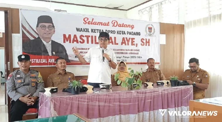 Wakil Ketua DPRD Padang, Mastilizal Aye menyerap aspirasi kepala sekolah, majelis guru serta sejumlah perwakilan komite dan siswa pada agenda reses masa sidang I tahun 2025/2026 di SMPN 40 Padang, Senin. (humas)